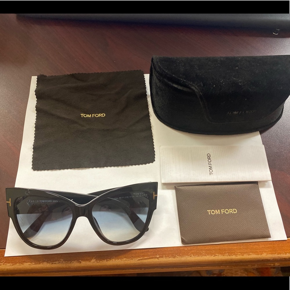 Tom Ford anoushka FT0371 01B new! Only worn once!